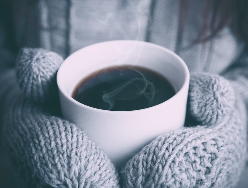 https://steepme.com/wp-content/uploads/2019/12/winter-gloves-with-tea.jpeg